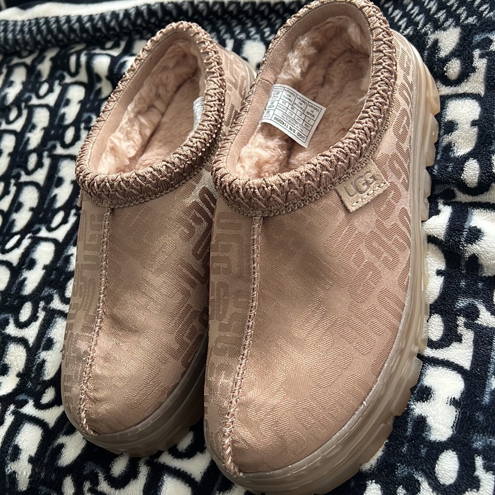 UGG TASMAN GRAPHIC MONOGRAM SIZE 7 - Picture 2 of 5